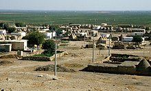 Im Westen fallen die Tektek Dağları mit deutlichem Rand zur durchschnittlich 375 m hoch gelegenen Bewässerungslandschaft der Urfa-Harran-Senke ab. Besonders eindrucksvoll ist der Gegensatz zwischen der grünen GAP-Bewässerungsoase der Senke bei Harran und dem trockenen Standort des dortigen alten Siedlungshügels.