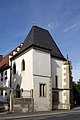 Deutsch: Haßfurt, Hl.-Geist-Kapelle. Das Kirchlein wurde um 1450 bei dem seinerzeit entstandenen „Pilgramshaus“ (späteres Bürgerspital, heutiges Julius-Echter-Haus der Caritas) als Spitalkirche erbaut; sein Langhaus wurde Ende des 16. Jahrhunderts abgebrochen. Die Kapelle birgt einen Flügelaltar von 1480, in dessen Schrein das Pfingstwunder plastisch dargestellt wird.