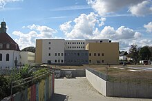 Das Helios Klinikum Warburg. Vom abgerissenen Altbau des ehemaligen St.-Petri-Hospitals blieb nur die Kapelle (links).