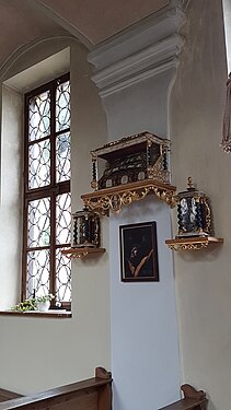 Innenansicht rechts mit drei Reliquiaren und einem Gemälde des Gekreuzigten