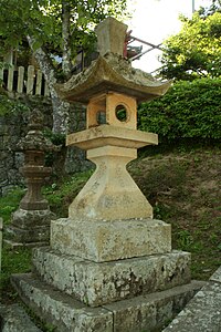 Een Kaku-dōrō (角灯籠), een vierkante lantaarn