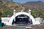 La structure blanche, ainsi que la scène, de forme circulaire du Hollywood Bowl, entourée de montagnes
