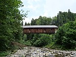 Die Tobelbrücke flussabwärts betrachtet.