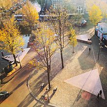 The Homomonument in Amsterdam, consisting of three pink triangles Homomonumentwestermarkt.jpg