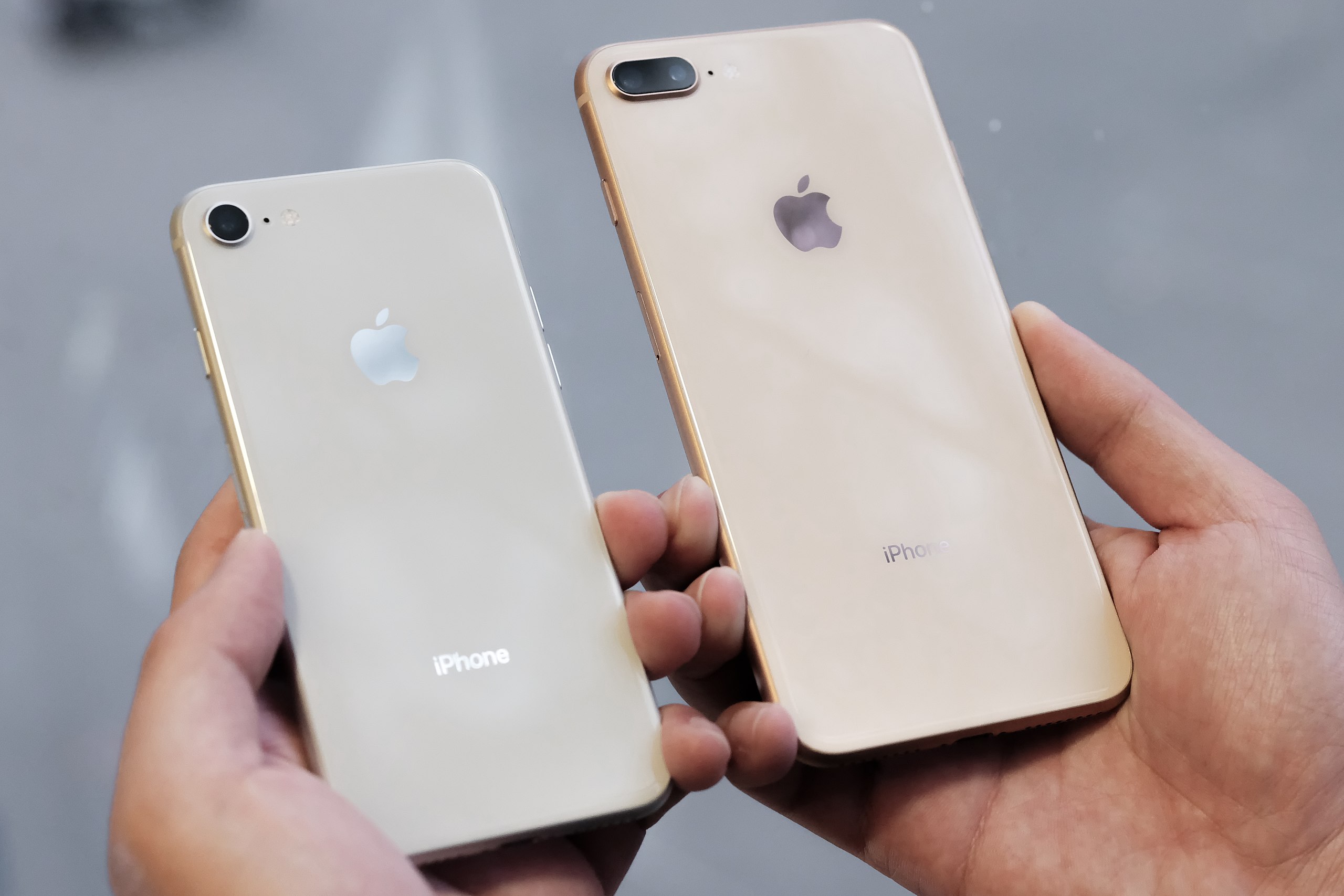 File:IPhone 8 silver and iPhone 8 Plus gold.jpg - Wikimedia Commons