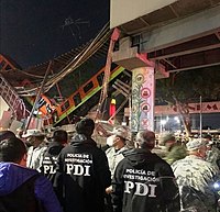 Le pont est effondré en forme de V, avec deux wagons de chaque côté des voies.