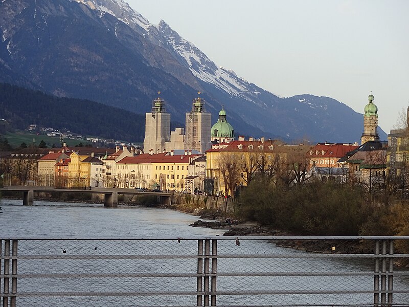 File:Innsbruck Altstadt von Unibruecke.jpg