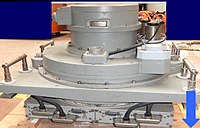 Compensatore elettromeccanico collegato con base circolare a prua del sottomarino