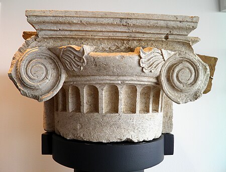 Tập_tin:Ionic_pilaster_capital_from_the_palace,_Archaeological_Museum,_Pella_(6930003102).jpg