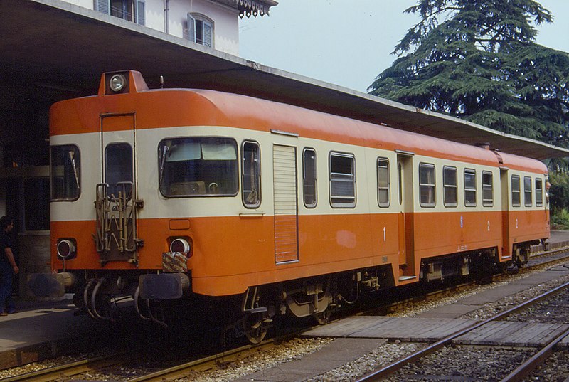 File:Iseo - stazione ferroviaria - automotrice SNFT ALn 668.122 - 22-07-1986.jpg