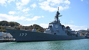 JS Atago (DDG-177) lewy widok z przodu w bazie marynarki wojennej JMSDF Maizuru 13 kwietnia 2019 r. 04.jpg