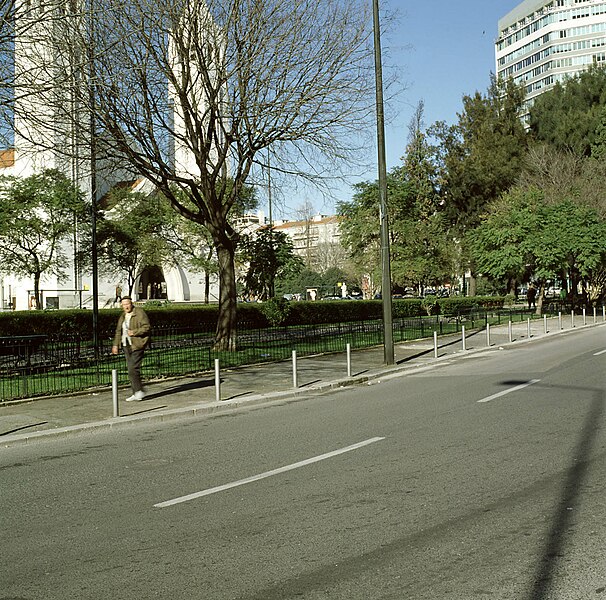 File:Jardim da Praça de Londres, Lisboa, Portugal-01.jpg
