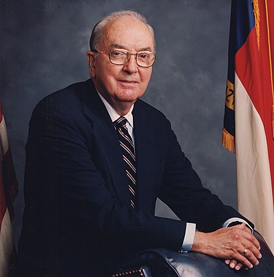 Senator Jesse Helms odwołał się do zwyczajów partyjnych, kiedy chciał objąć funkcję lidera mniejszości w jednej z komisji