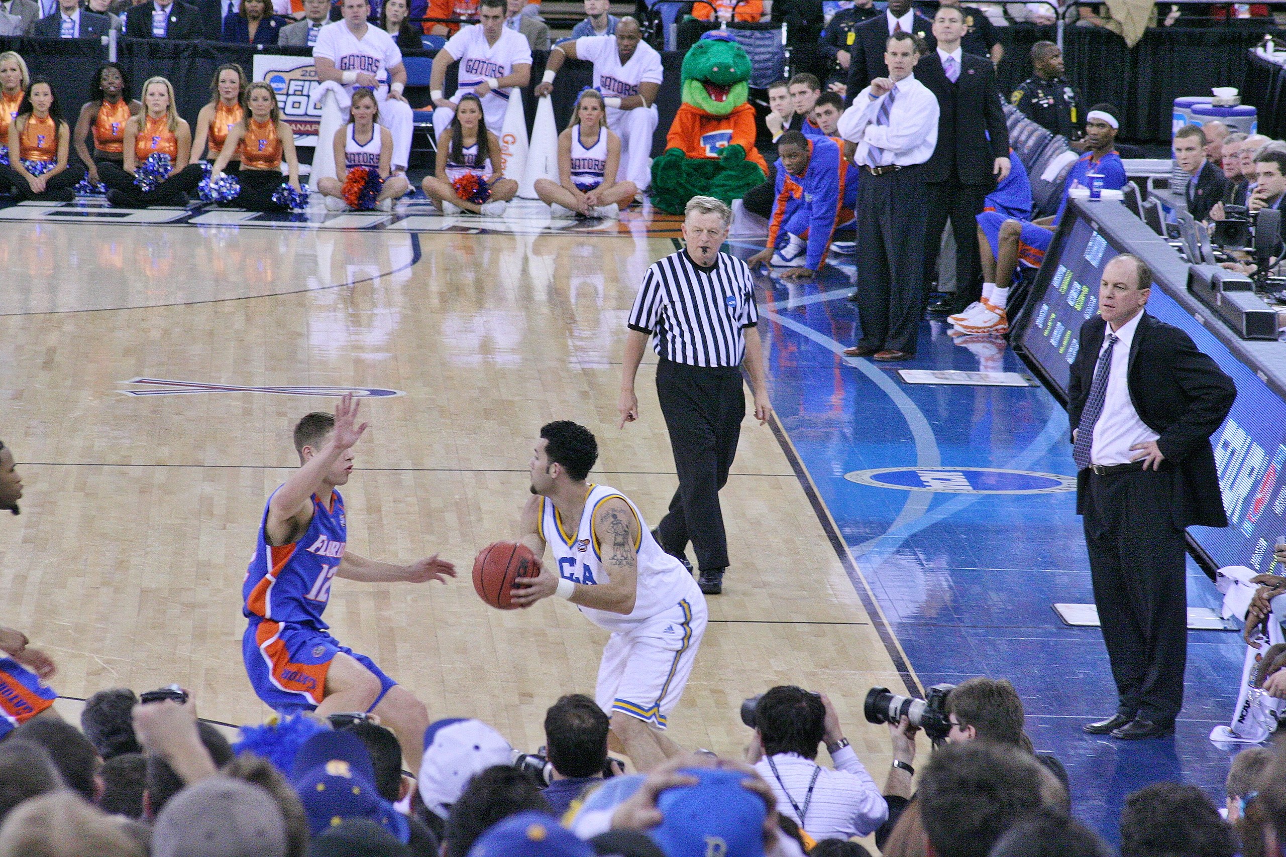 File:Jordan Farmar and Lee Humphrey at the 2006 NCAA D-1 basketball   - Wikimedia Commons