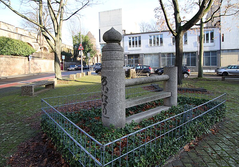 File:Köln Altstadt-Nord Kyotostrasse Gereonswall Denkmal zur Städtepartnerschaft Kyoto Köln.jpg