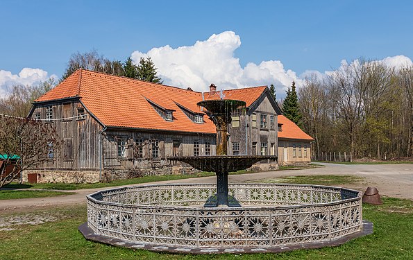 Königshütte (Bad Lauterberg) – Springbrunnen aus Gusseisen, gefertigt 1889 für die Weltausstellung in Paris (ob er wirklich dort war, ist umstritten), anschließend in der Mitte des Platzes aufgestellt. Die Königshütte in Bad Lauterberg im Harz ist eine ehemalige Hochofenanlage, Gießerei und Drahtzieherei aus der Zeit des frühen 19. Jahrhunderts. Sie war das größte kurhannoversche Eisenhüttenwerk und steht als technisches Denkmal unter Denkmalschutz.