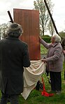 Enthüllung der dritten Namensstele für die Opfer durch die Holocaust-Überlebenden Ruth Gröne, 2024