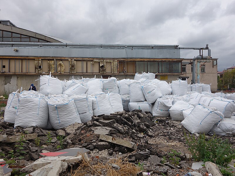 File:Kaluga, Marata 2 - demolition of former city market (36800007494).jpg