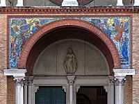 Viena, estatua de la Virgen María en el atrio del pórtico de entrada de la Iglesia de San Antonio (Antonskirche), Antonsplatz, Viena[3]​