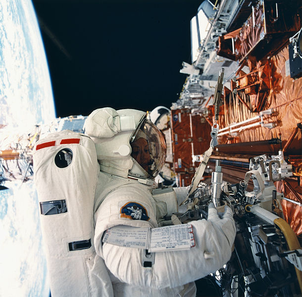 Fichier:Kathryn Thornton replacing the solar arrays of the Hubble space telescope during the STS-61 mission 9400261.jpg
