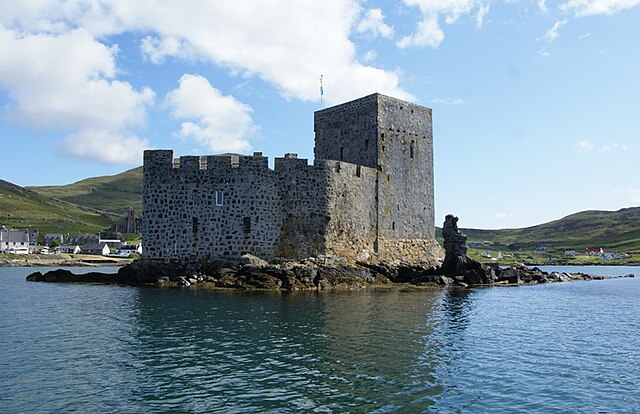 Vue du château de Kisimul depuis le sud-ouest avec Castlebay et Barra au dernier plan.