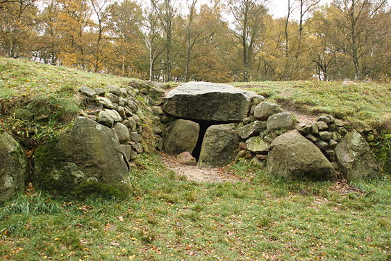 Rekonstruiertes Großsteingrab in Kleinenkneten