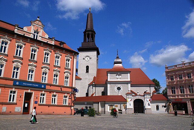 Image: Kościół p. w. św. Marcina i dom nr Rynek 24 w Jarocinie