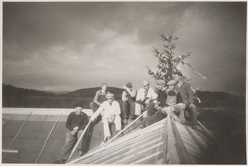 File:Kranselag på Falstad (ca. 1950) - Topping out at Falstad (ca. 1950) (14087379570).jpg