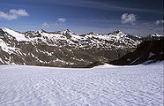 Der gesamte Kreuzkamm vom Hauslabkogel ganz links über Saykogel, Sennkogel, Kreuzkogel bis zur Kreuzspitze (3457 m), Ötztaler Alpen (30. Juni 2002)