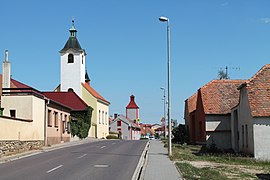 Kuchařovice, náves (2017-08-05; 01).jpg