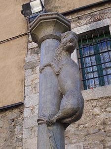 Català: La lleona (còpia), símbol de Girona, escalada en una columna. Italiano: La Leonessa (copia), simbolo di Girona, arrampicata su di una colonna.