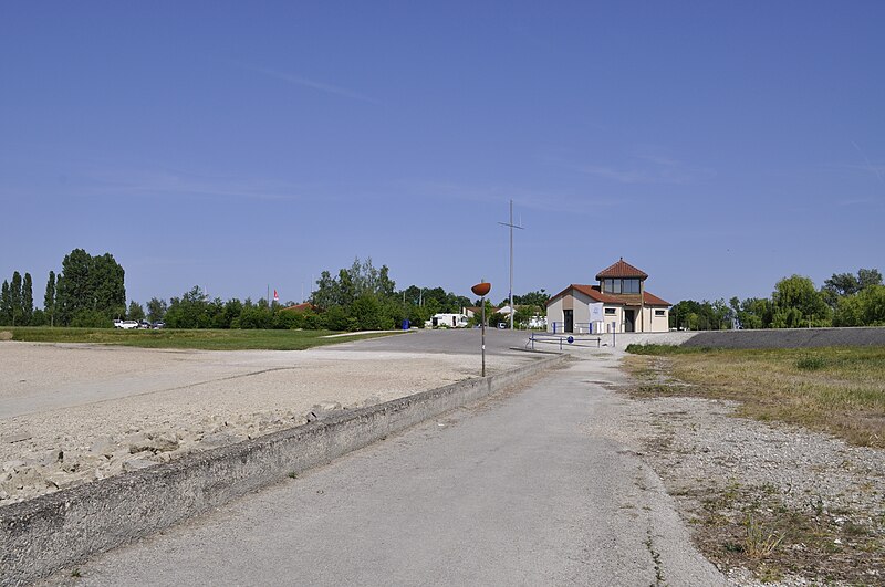 File:Lac du Der-Chantecoq capitainerie Nuisement.JPG