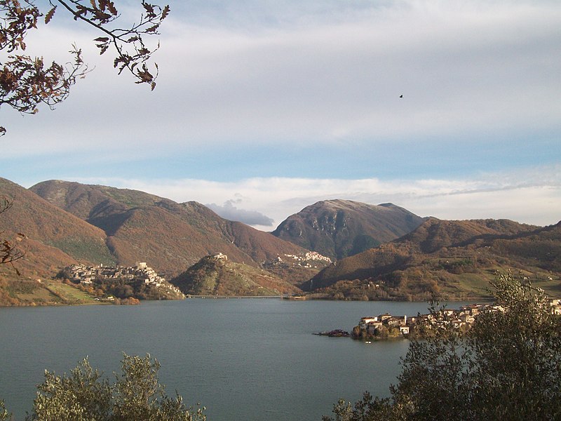 File:Lago del turano.jpg