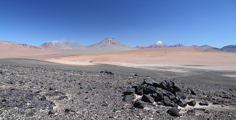 File:Lascar+AguasCalientes+Acamarachi.jpg