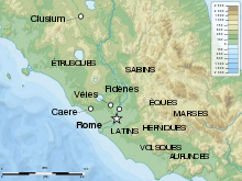 Carte en relief du Latium avec Rome au centre, le nom ds quatre autres principaux centres urbains et en majuscule le nom des peuples : Étrusques, Sabins, Eques, Marses, Latins, Herniques, Volsques et Aurunces.