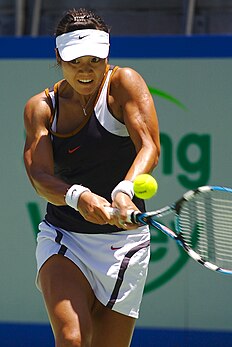 La joueuse de tennis chinoise Li Na lors des Internationaux de Sydney en 2007. (définition réelle 1 315 × 1 969)