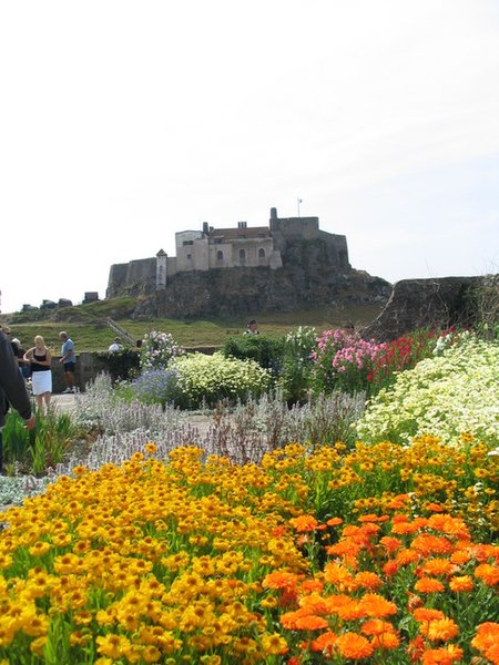 File:Lindisfarne Castle and its Jekyll Garden - geograph.org.uk - 334038.jpg