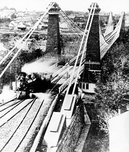 Locomotief over de hangbrug.jpg