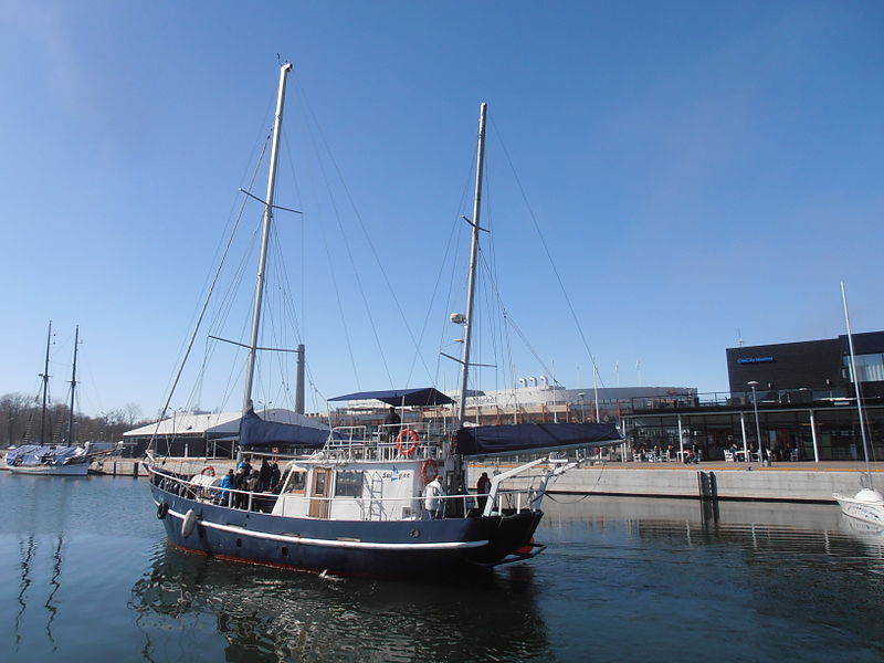 File:LuLu approaching the Quay Tallinn 28 April 2013.JPG