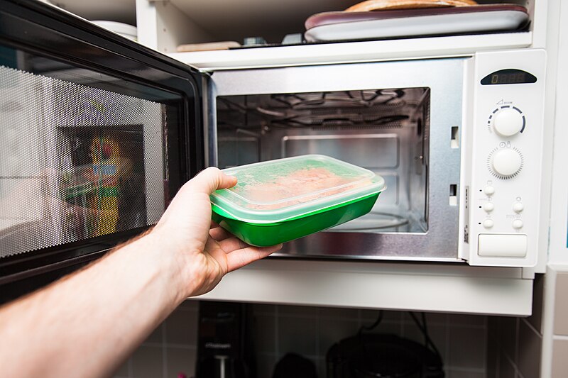 File:Lunch box and microwave oven.jpg