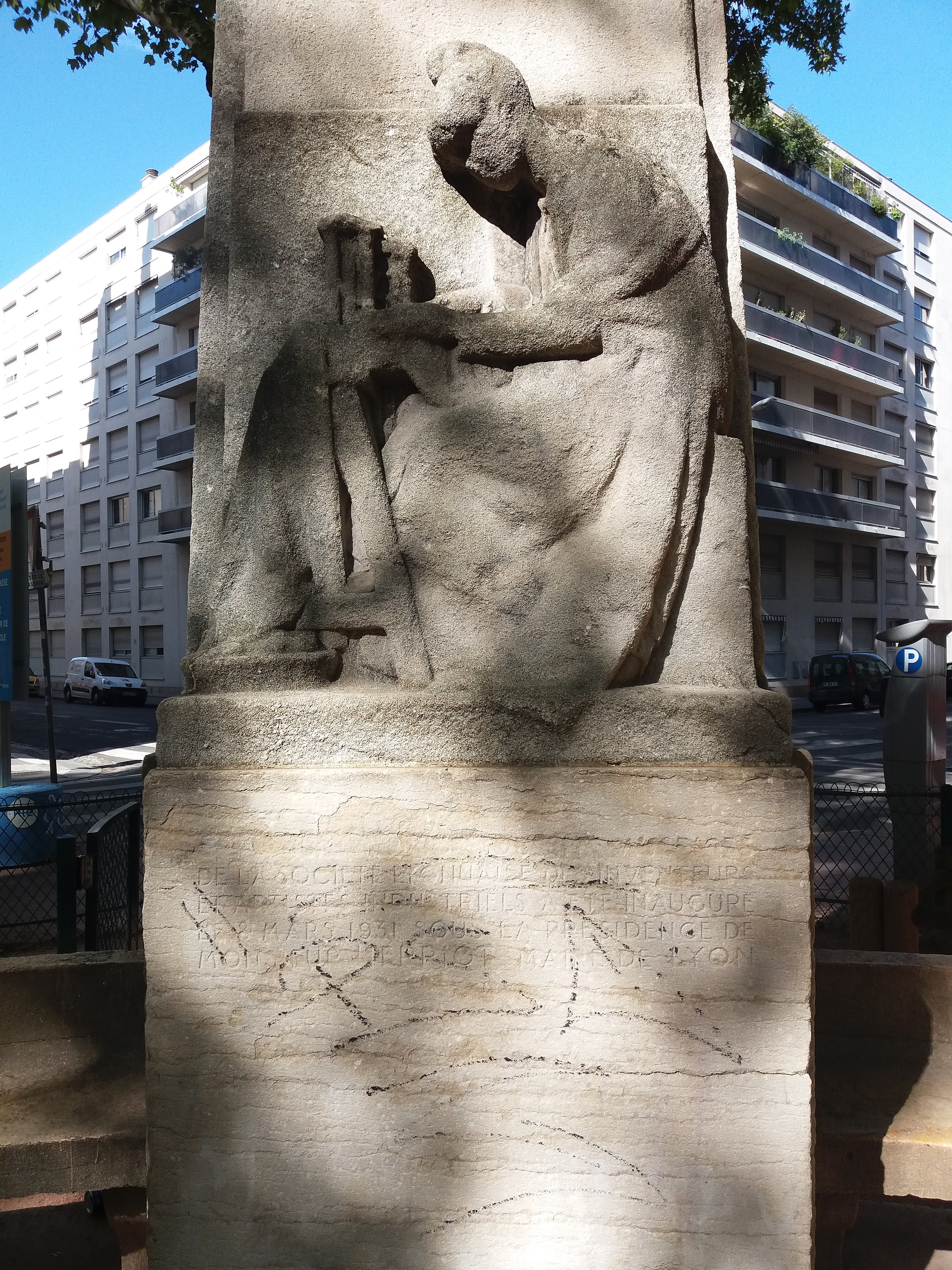 File Lyon 3e Place Aristide Briand Statue De Barthelemy Thimonnier Detail Sur L Ouvriere Avec La Machine A Coudre Jpg Wikimedia Commons