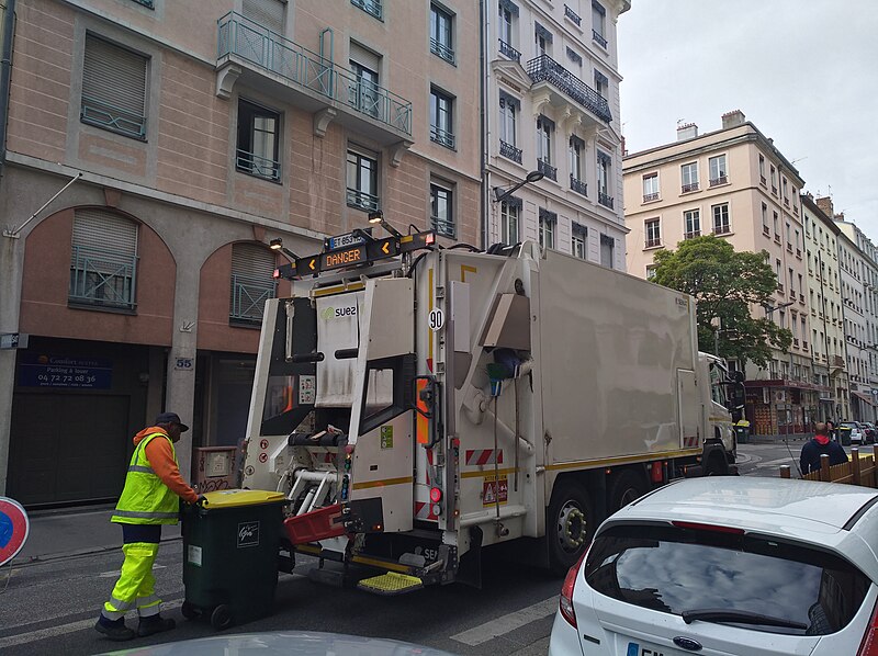 File:Lyon 7e - Camion de collecte des déchets rue de Marseille 2 (mai 2019).jpg