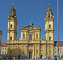 8: Fassade der Theatinerkirche