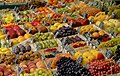 File:Münchner Viktualienmarkt - Verkaufsstand mit Früchten.jpg