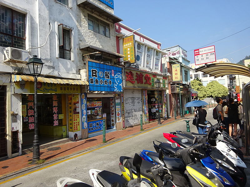 File:Macau 告利雅施利華街 Rua Correia da Silva Oct-2015 DSC motorbike carpark n shops.JPG