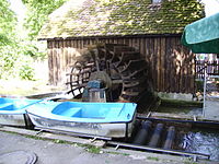 Maerchenfluss und Muehlrad im Maerchengarten Ludwigsburg.jpg