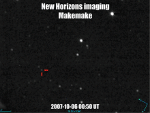 Efterfølger af billeder, der viser et lille mørkt punkt udpeget af en rød pil, der bevæger sig foran en fast baggrund.