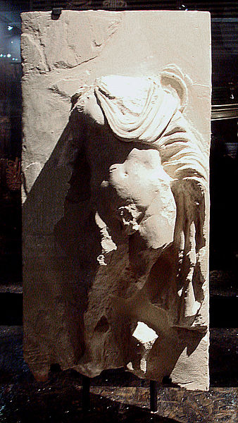 Stèle funéraire représentant un éphèbe, nécropole d'Aï Khanoum, IIIe-IIe siècle av. J.-C., calcaire, 50 x 26 x 11,5 cm, musée national d'Afghanistan[66].