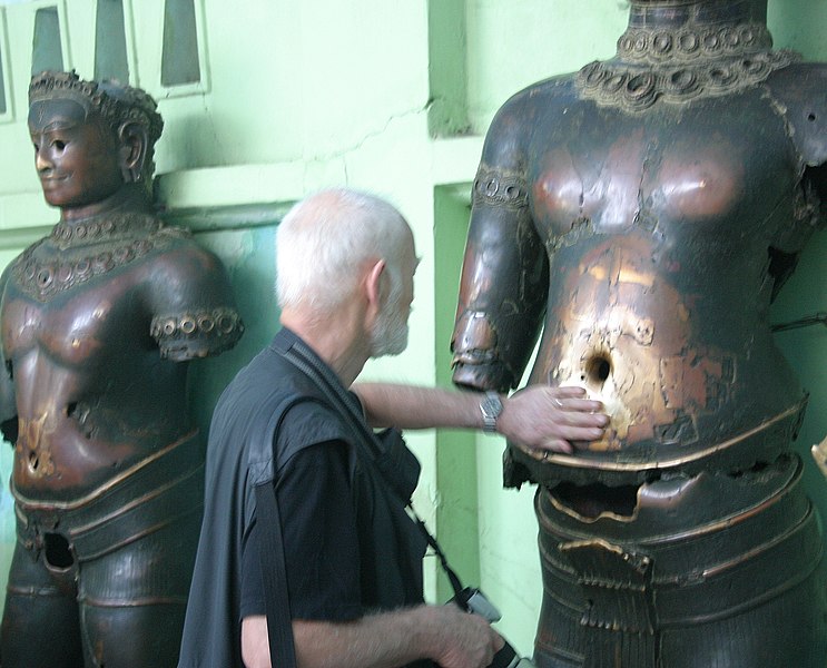 File:Mandalay-Mahamuni-Khmerfiguren-30-gje.jpg