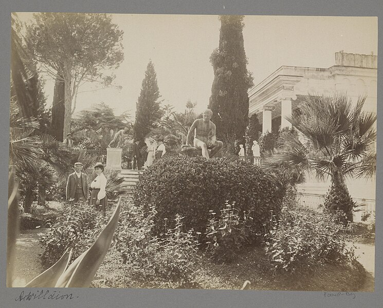 File:Mannen en vrouwen in de tuin van het Achilleion op Corfu, RP-F-F01148-BG.jpg